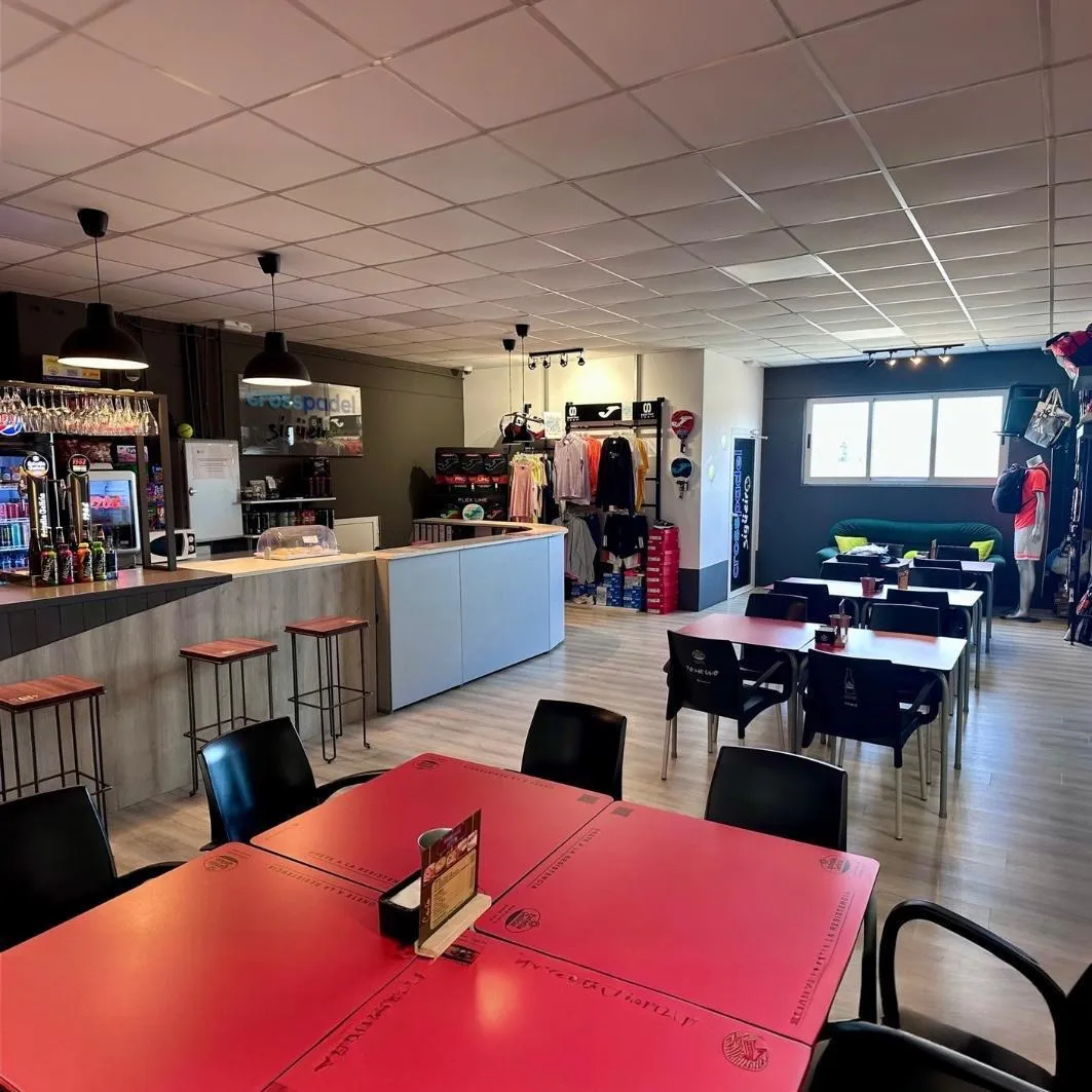 Cafetería e tenda de pádel en Crosspadel Sigüeiro
