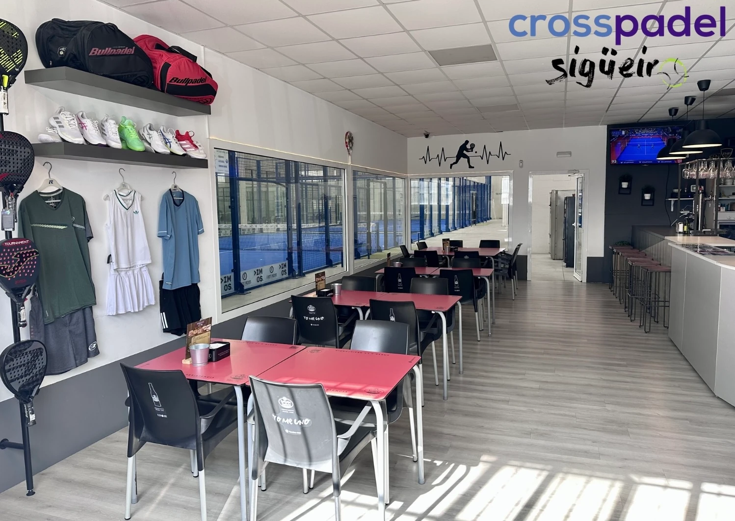 Cafetería e tenda de pádel en Crosspadel Sigüeiro