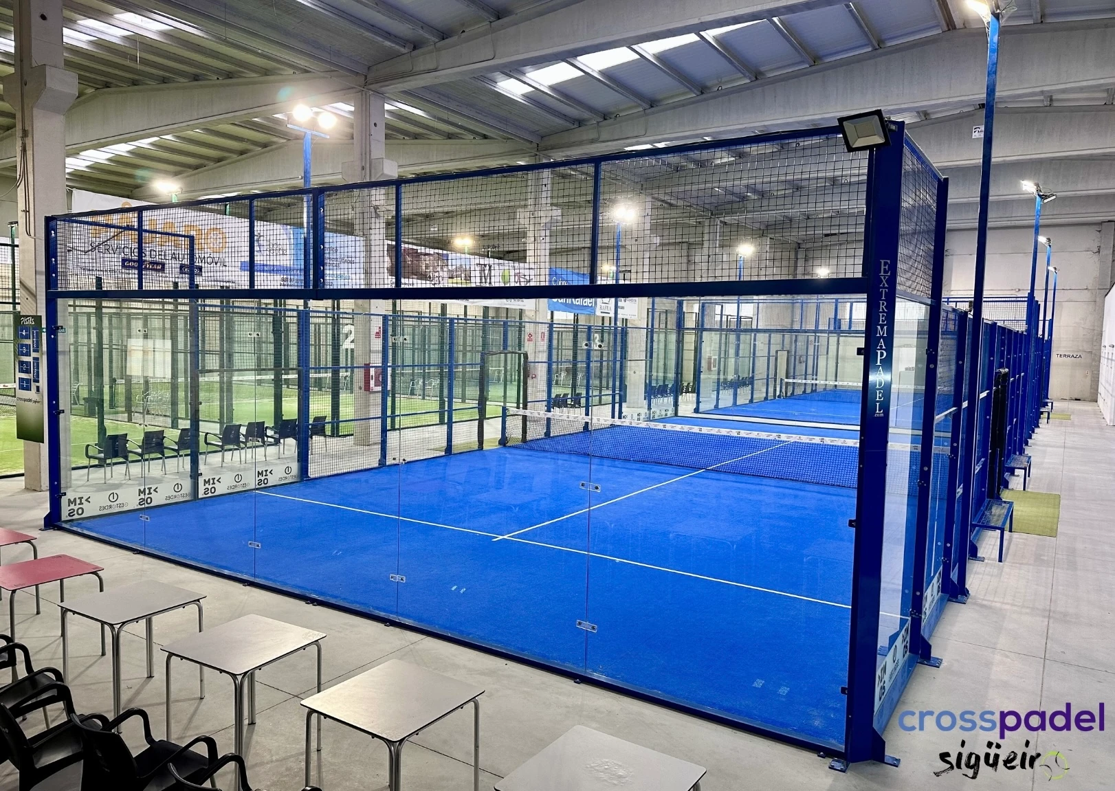 Pista panorámica con césped texturizado azul